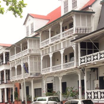 Koloniale huizen aan de Waterkant in Paramaribo - Suriname 